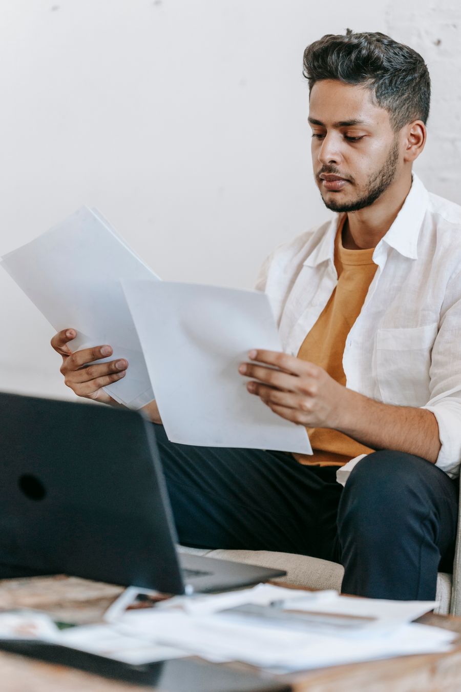 Persona revisando sus documentos para la declaración de renta
